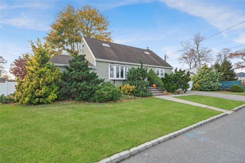 32 Beachwood Dr, Babylon, NY, 11702-2424 | Card Image