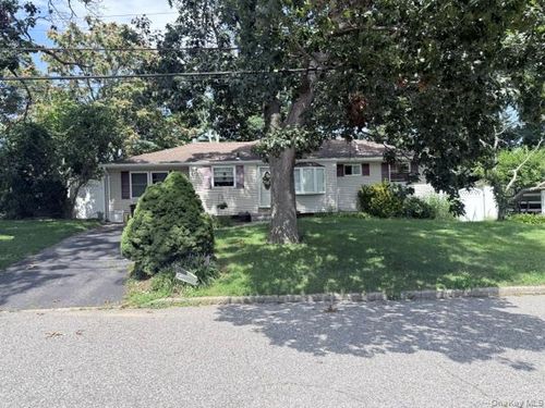 110 Tudor Road, Brookhaven, NY, 11720 | Card Image