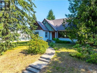 422 9 Th St E, House other with 3 bedrooms, 2 bathrooms and 2 parking in Revelstoke BC | Image 2