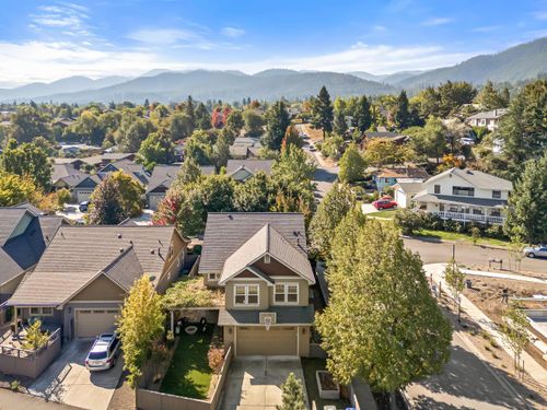 401 Clinton St, Ashland, OR, 97520-1215 | Card Image