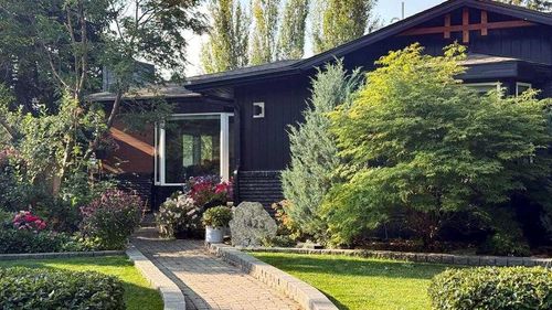 1423 18 St Ne, Calgary, AB, T2E4V8 | Card Image