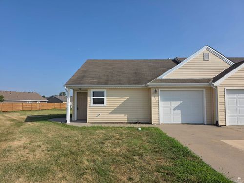 420 Brooklawn Ct, Manhattan, KS, 66502-7171 | Card Image
