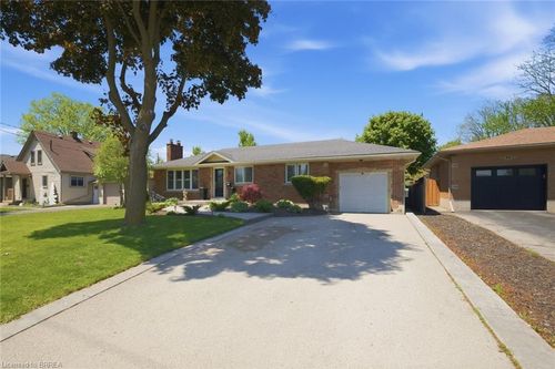 8 Queensway Dr, Brantford, ON, N3R4W4 | Card Image