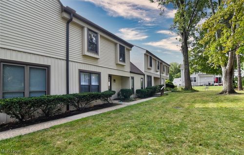 d3-990 Som Center Rd, Mayfield Hts, OH, 44143-3525 | Card Image