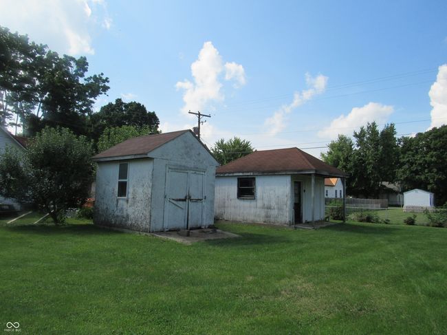 view of sheds. A little scraping and painting, you would have updated sheds. | Image 17