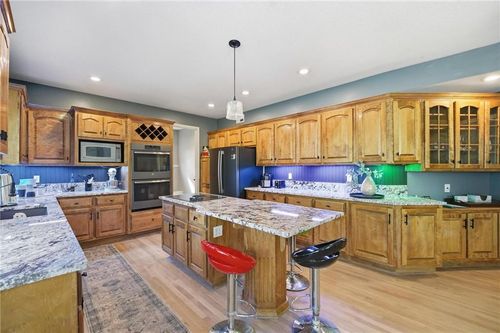 16901 W 84th St, Lenexa, KS, 66219-8076 | Card Image