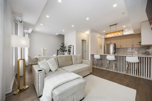 8-105 Kayla Cres, Vaughan, ON, L6A4W3 | Card Image