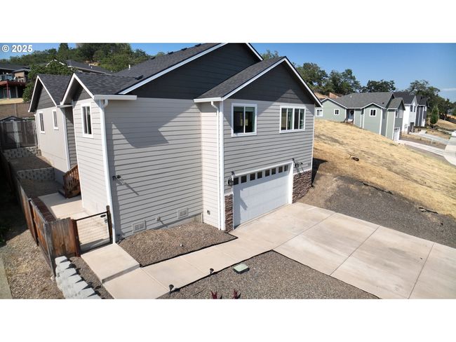 1019 Azure Way, House other with 3 bedrooms, 2 bathrooms and 2 parking in Eagle Point OR | Image 8