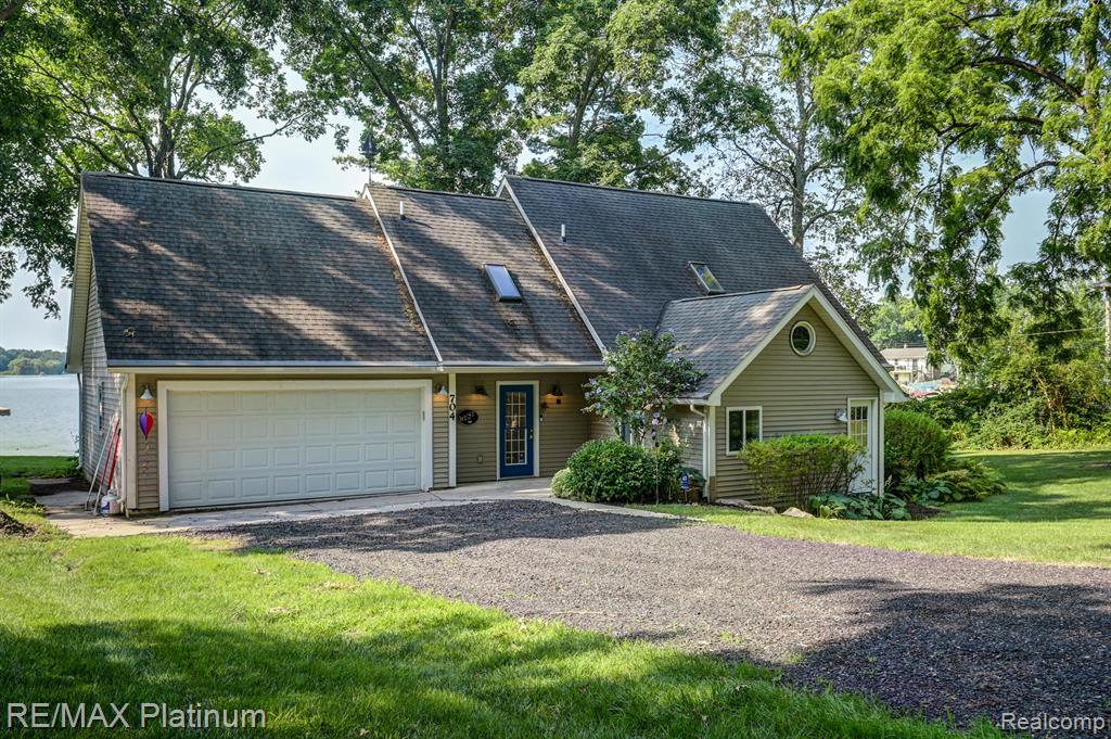 Thompson Lake Ave, Howell, MI 48843