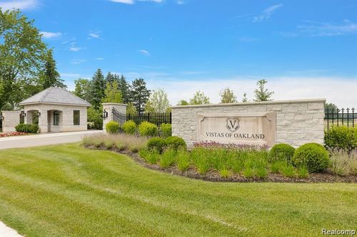 1583 Vista Dr, Oakland, MI, 48363-2755 | Card Image