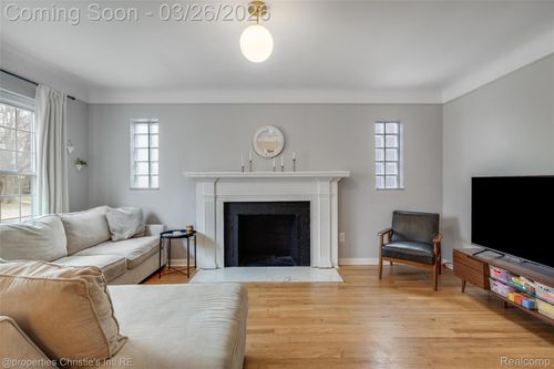 20631 Lochmoor St, Harper Woods, MI, 48225-1751 | Card Image