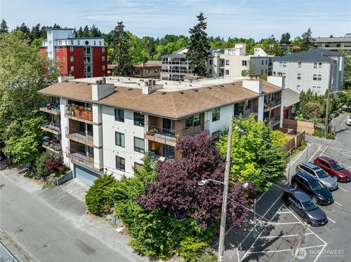 unit-204-10601 Bagley Ave N, Seattle, WA, 98133-9514 | Card Image