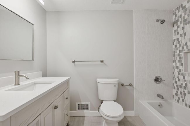 Upper Full Bath | Image 16