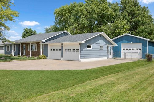 935 Trinity Dr, Newton, KS, 67114-1561 | Card Image