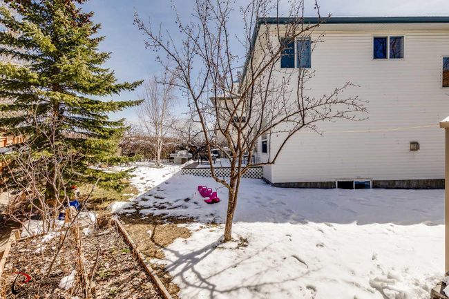 77 Rockbluff Place Nw, Home with 4 bedrooms, 3 bathrooms and 6 parking in Calgary AB | Image 29