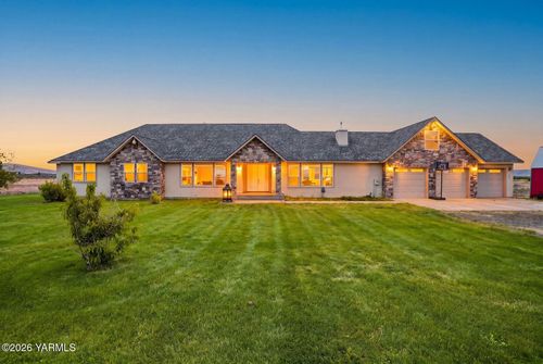137 Wakatak Rd, Yakima, WA, 98908-6118 | Card Image