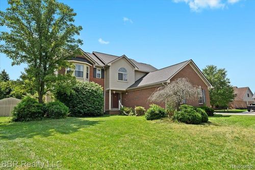 20077 Dovetail Dr, Brownstown Twp, MI, 48183-1116 | Card Image
