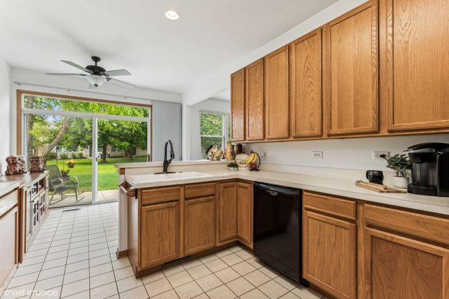 2326 Meadowcroft Ln, Townhouse with 2 bedrooms, 2 bathrooms and 2 parking in Grayslake IL | Image 9