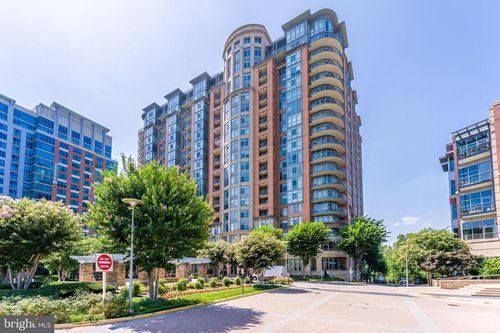 105-8220 Crestwood Heights Dr, MCLEAN, VA, 22102-3120 | Card Image