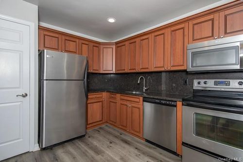 ad09-60 Chelsea Ct, Bohemia, NY, 11716-3926 | Card Image