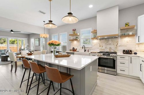 803 4th Ave N, Jacksonville Beach, FL, 32250-4529 | Card Image