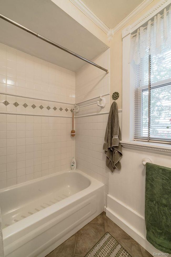 Shower tub with tile | Image 30