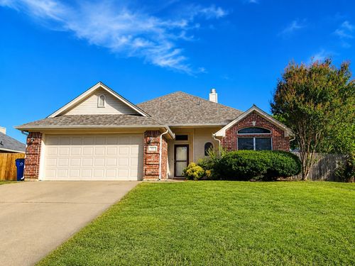 617 Pleasant Valley Dr, Burleson, TX, 76028-7477 | Card Image