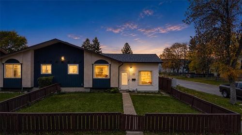 27 Manor House Court, Winnipeg, MB, R2P0K4 | Card Image
