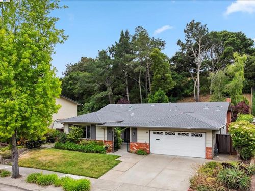 8161 Surrey Ln, Oakland, CA, 94605-4226 | Card Image