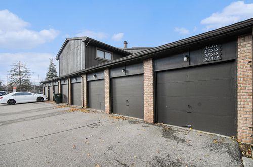 37313 Clubhouse Dr, Sterling Heights, MI, 48312-2243 | Card Image