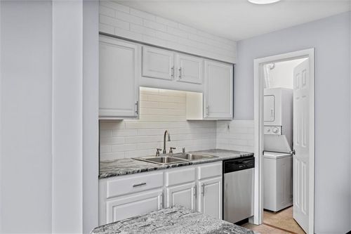 apt-10-4143 Roanoke Rd, Kansas City, MO, 64111-4056 | Card Image