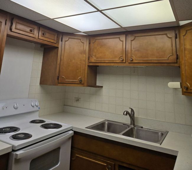 APT-7C - 5300 Walnut Ave, Condo with 2 bedrooms, 1 bathrooms and 3 parking in Downers Grove IL | Image 5