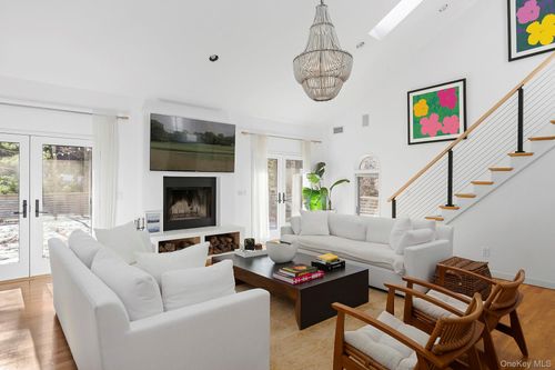 6 James St, East Hampton, NY, 11937-5174 | Card Image