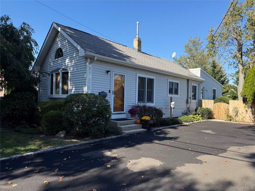 23 Wanser Pl, Amityville, NY, 11701-3133 | Card Image