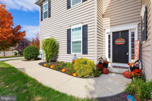 94 New Village Greene Dr, HONEY BROOK, PA, 19344-8609 | Card Image