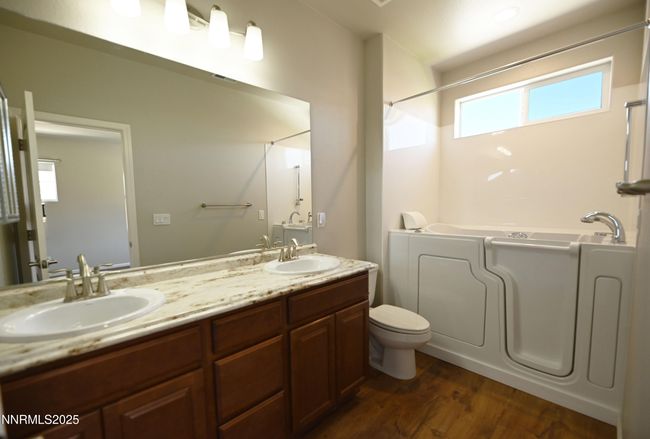 Primary Bathroom | Image 15