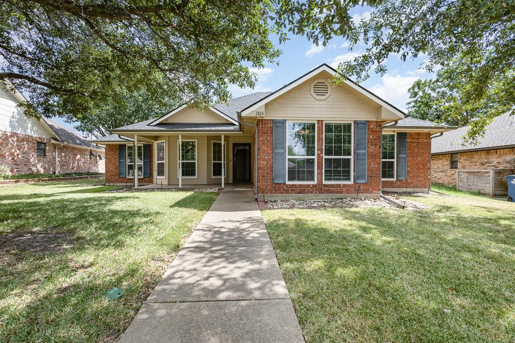 Casa Linda St, Ennis, TX 75119