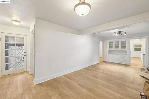 5826 Avenal, Oakland, CA, 94605 | Card Image