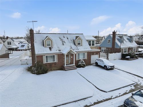 17 Standish Rd, Valley Stream, NY, 11580-1131 | Card Image