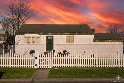 6 E Kissimee Rd, Lindenhurst, NY, 11757-6815 | Card Image