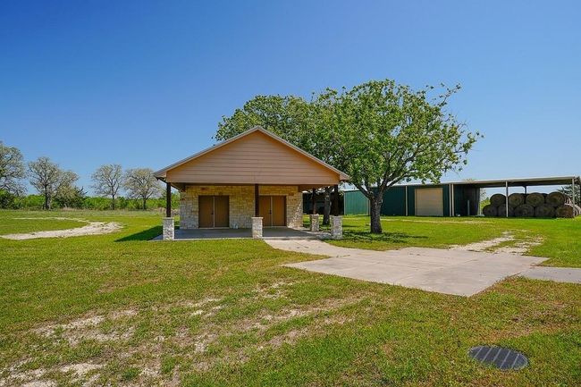 5411 N State Highway 95, Home with 3 bedrooms, 4 bathrooms and 2 parking in Flatonia TX | Image 7