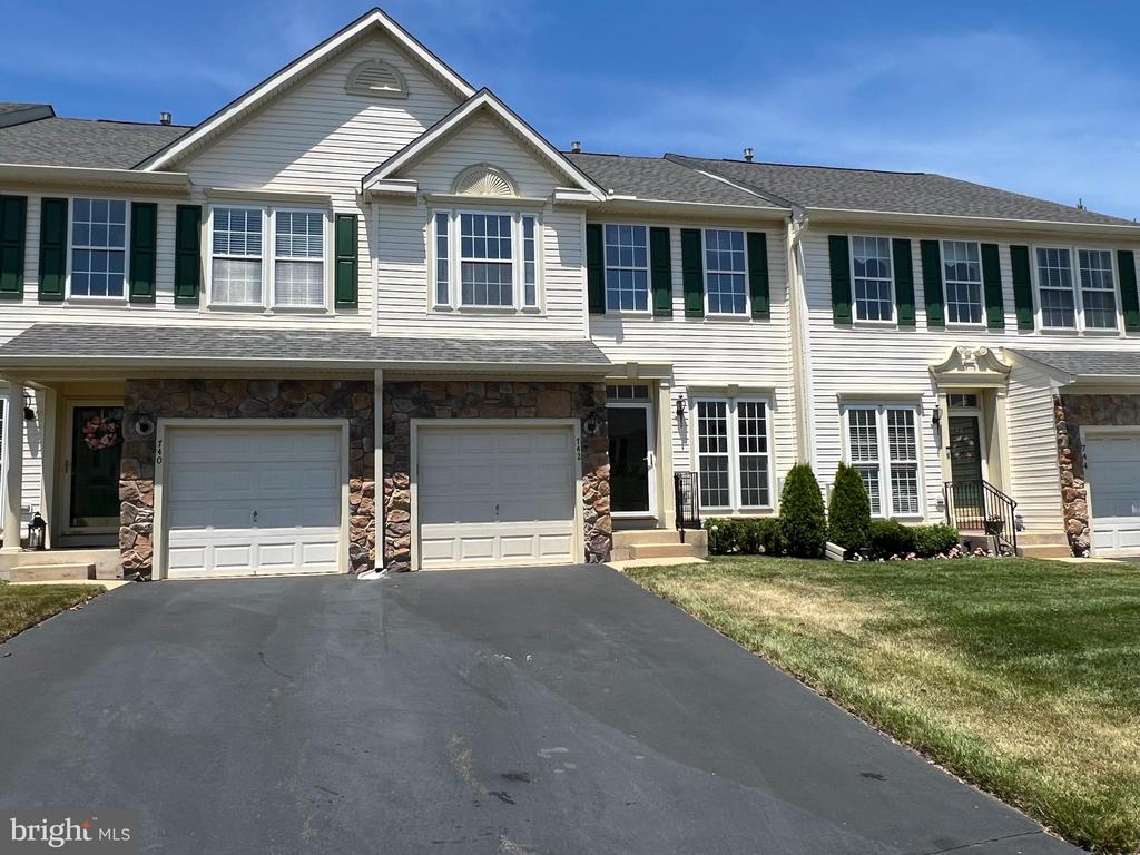 Wisteria Dr, Warrington, PA 18976