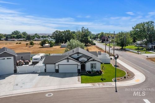 2402 Day Dr, Fruitland, ID, 83619-1020 | Card Image