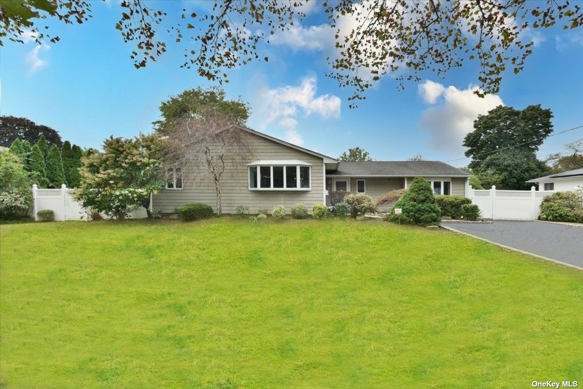 Windward Ln, Commack, NY 11725