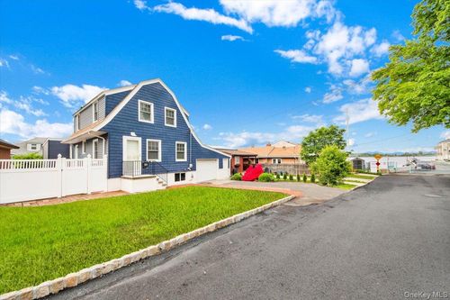211 Bowne St, Bronx, NY, 10464-1213 | Card Image