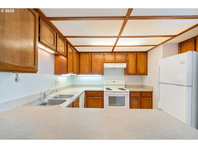 Kitchen-Breakfast Bar | Image 5