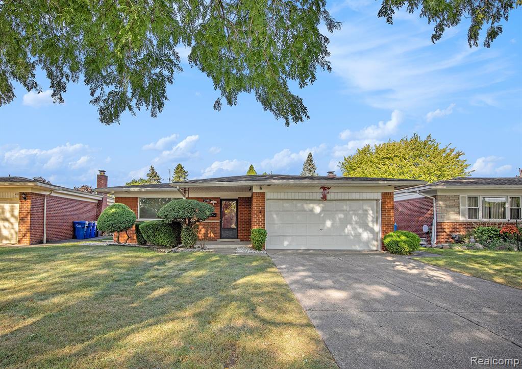 Orvylle Dr, Warren, MI 48092