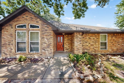 10168 Stoneleigh Dr, Benbrook, TX, 76126-3000 | Card Image