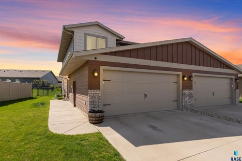2413 S Ronsiek Ave, Sioux Falls, SD, 57106-7342 | Card Image