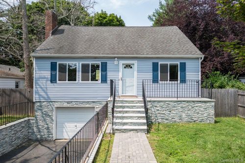 62 Lincoln Ave, Northport, NY, 11768-3015 | Card Image